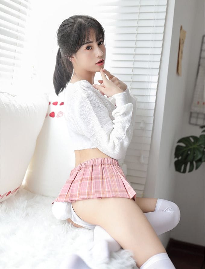 Hình gái xinh mặc váy xếp ly ngắn