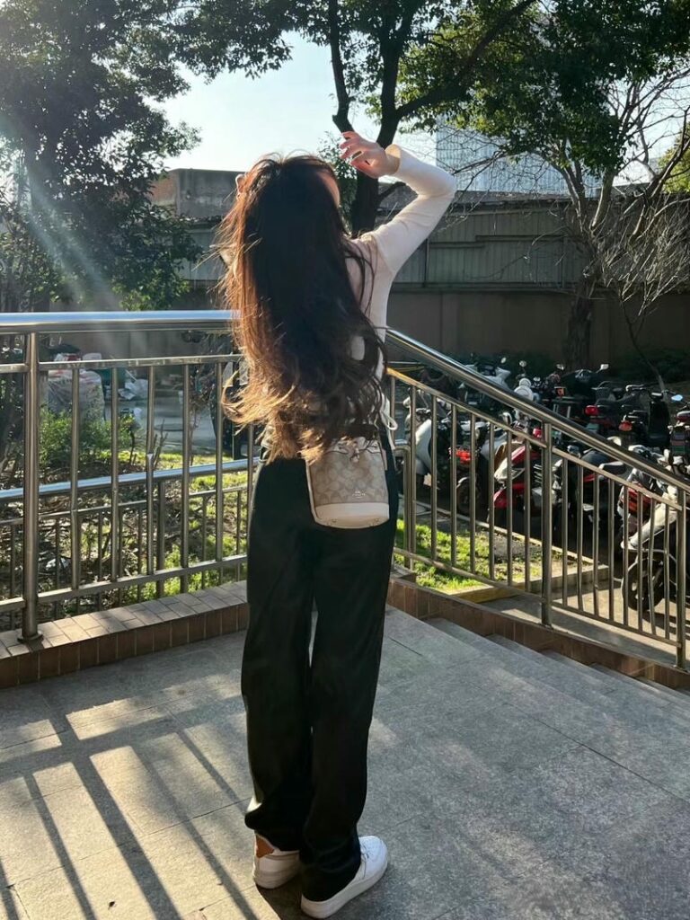 Hình ảnh gái che mặt tạo cảm giác tò mò