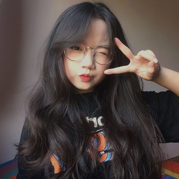 Ảnh girl xinh 2k đeo kính tạo dáng cute