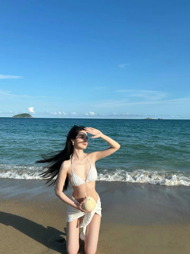 Gái xinh mặc bikini tạo phong cách trẻ trung