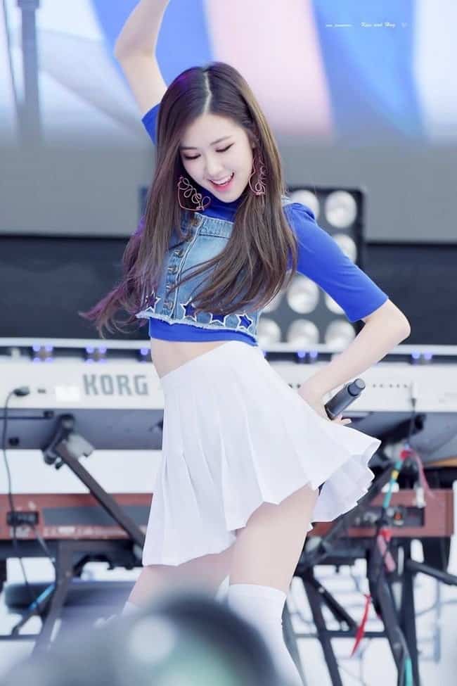 Hình ảnh gái xinh mặc váy ngắn cool ngầu