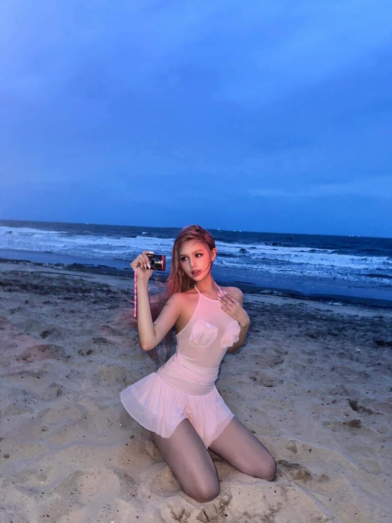 Hình ảnh Xoài Non diện bikini hồng